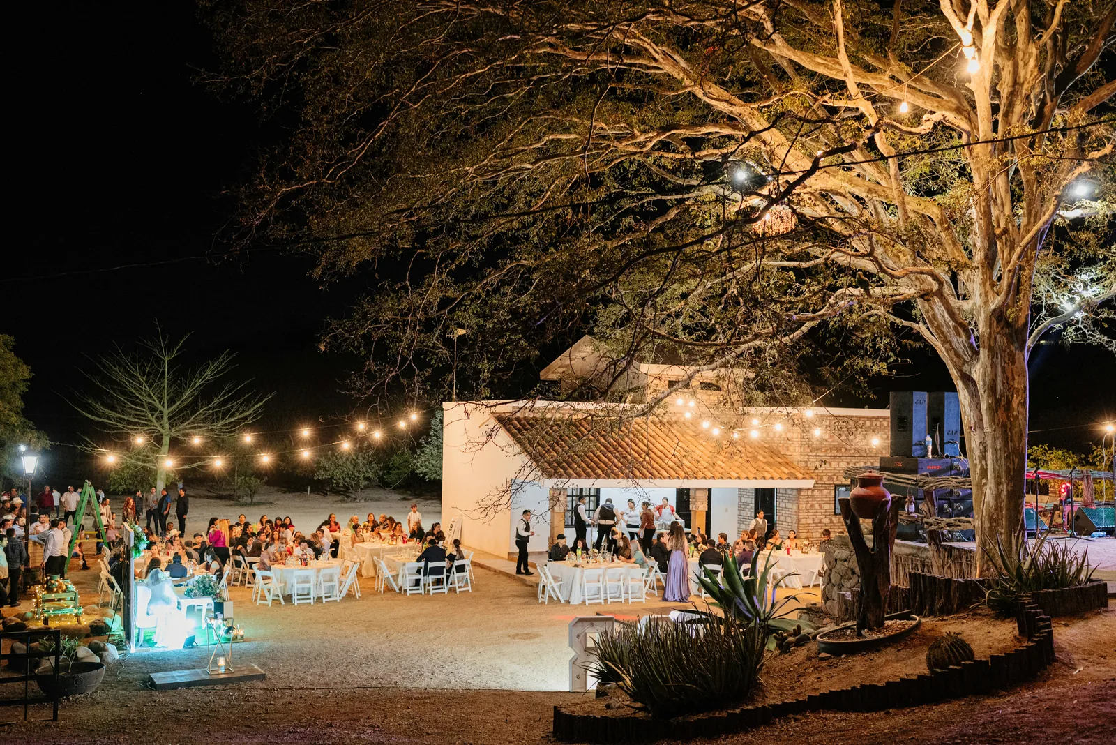 Matrimonio al aire libre durante la noche, imagen referencial
