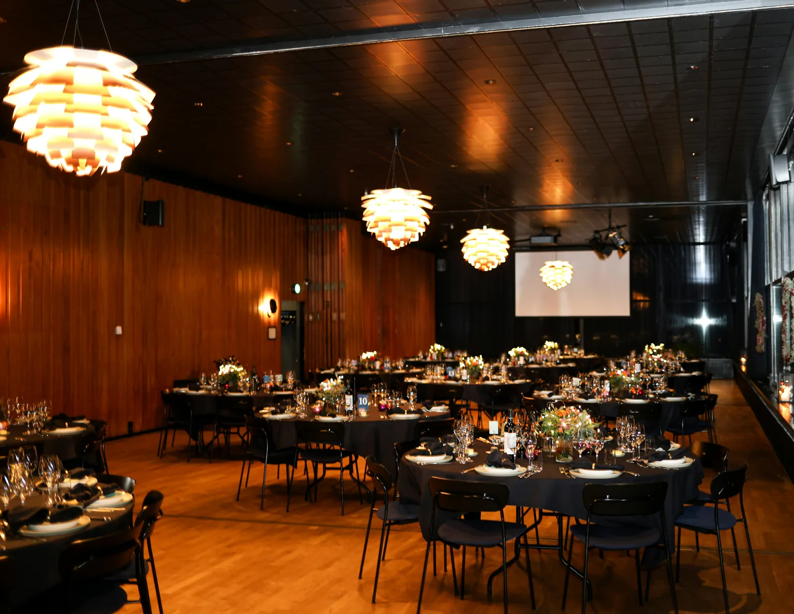 Salón preparado para una cena corporativa, imagen referencial