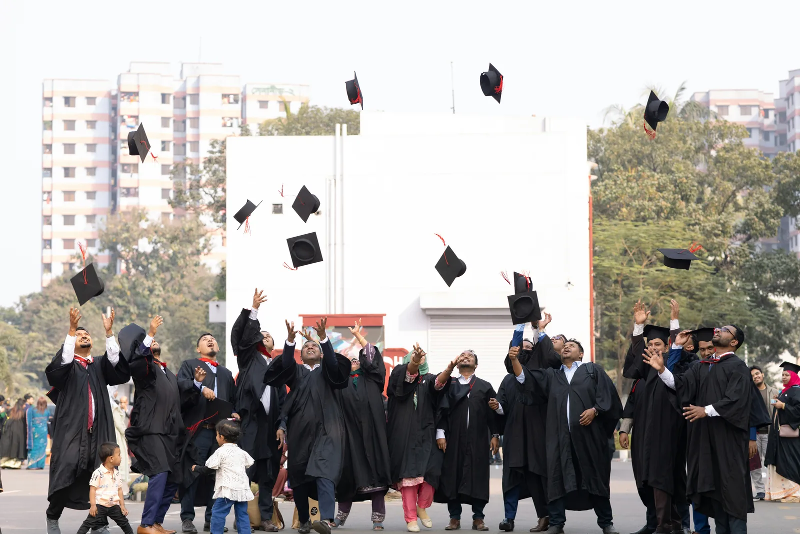 Graduados celebrando el cierre de una etapa, imagen referencial