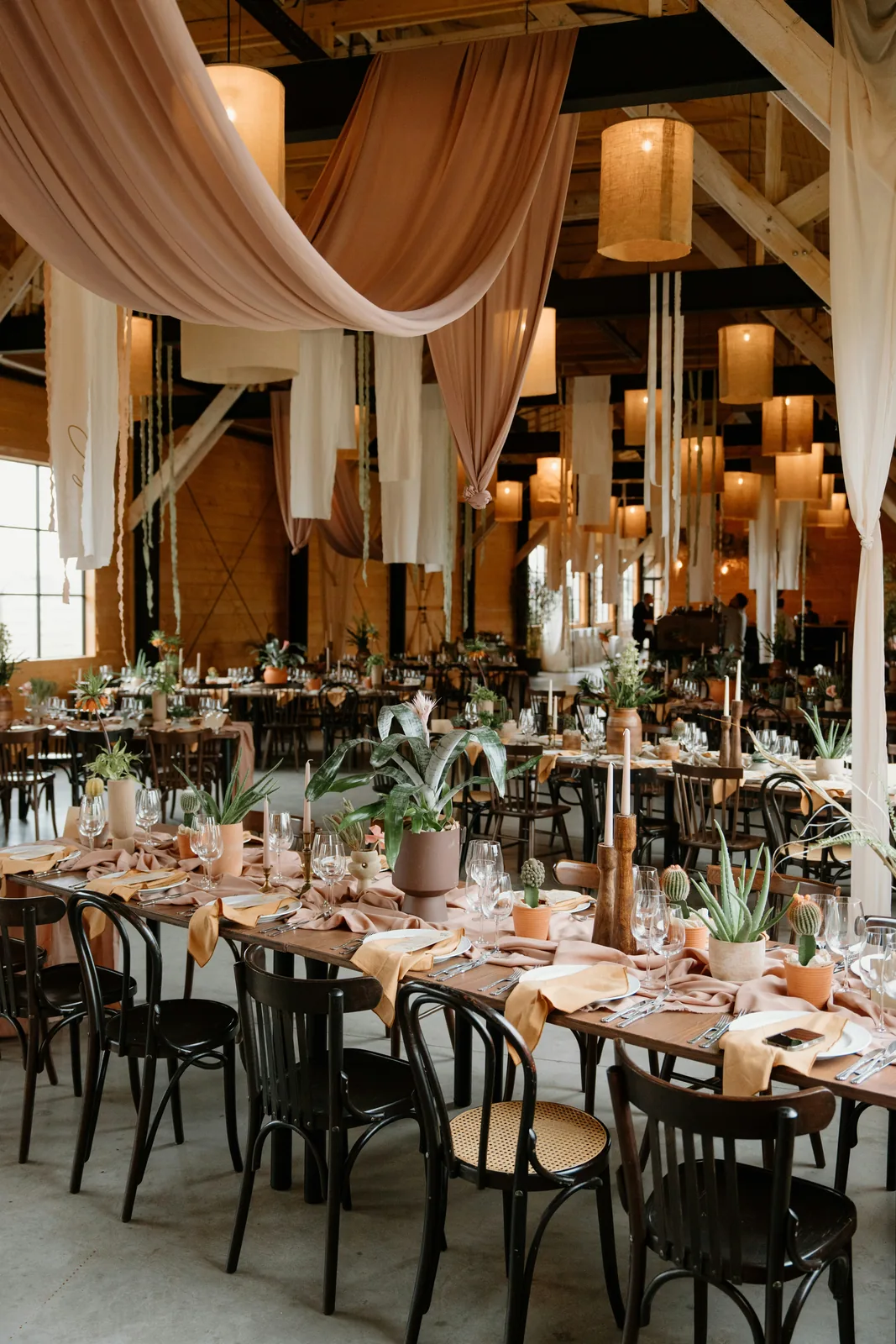Salón preparado para una celebración, imagen referencial